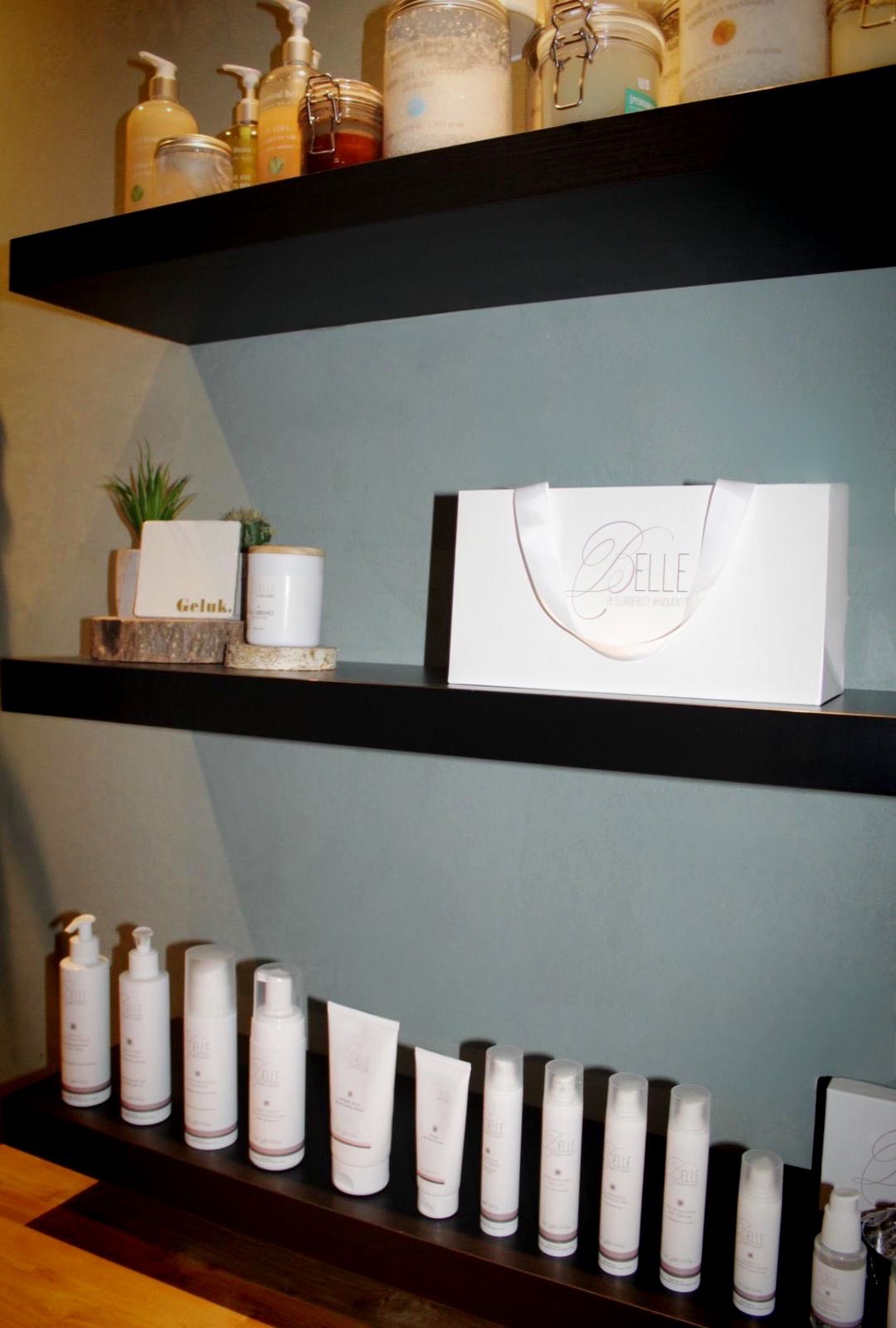 Zwarte planken met verzorgingsproducten in de salon