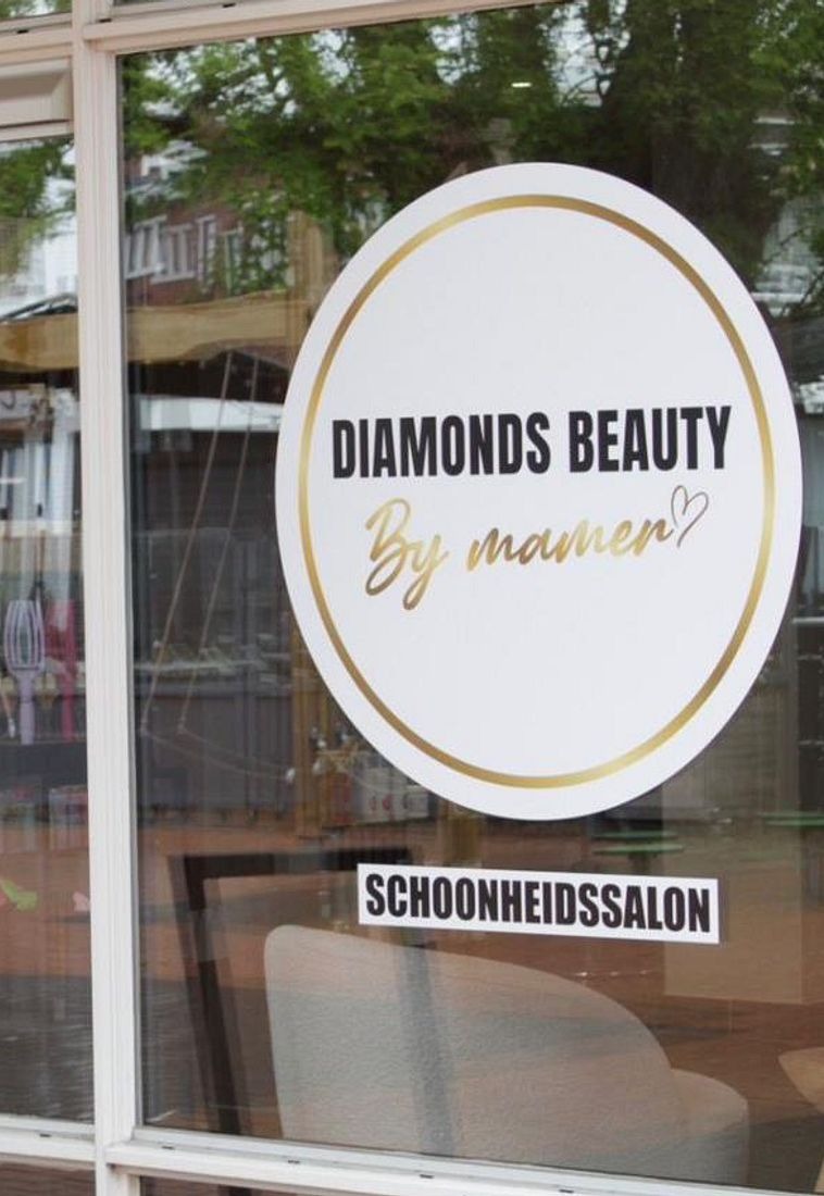 De etalage aan de Tolgaarde met de ronde sticker van Diamonds Beauty By Mamer